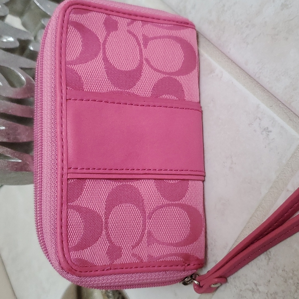 ππ COACH Pink Wrislet Wallet ππ - Picture 6 of 12